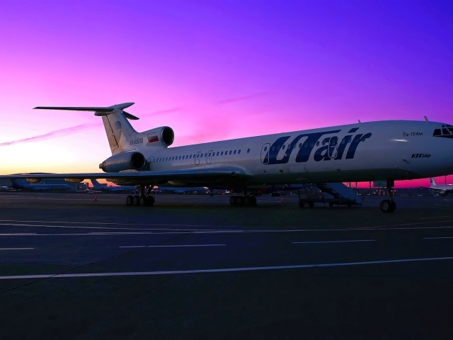 Пассажирский самолет Ту-154 российской авиакомпании UTair на фоне заката 