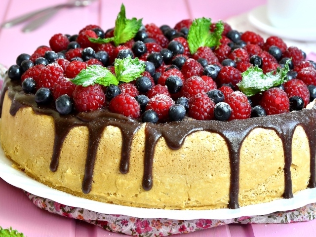 Пирог с шоколадом и свежими ягодами малины и черники 