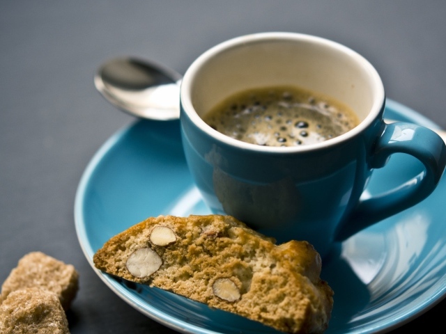 Голубая чашка с кофе с печеньем на завтрак