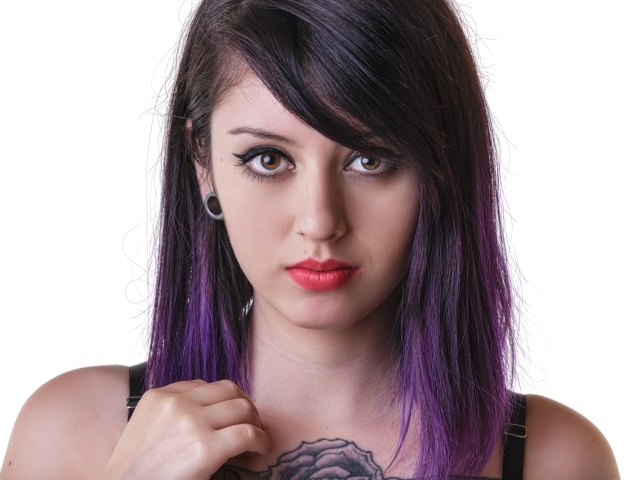 Девушка с татуировкой и крашеными волосами 
