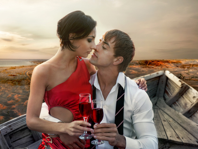 Влюбленная пара сидит в деревянной лодке с бокалами вина