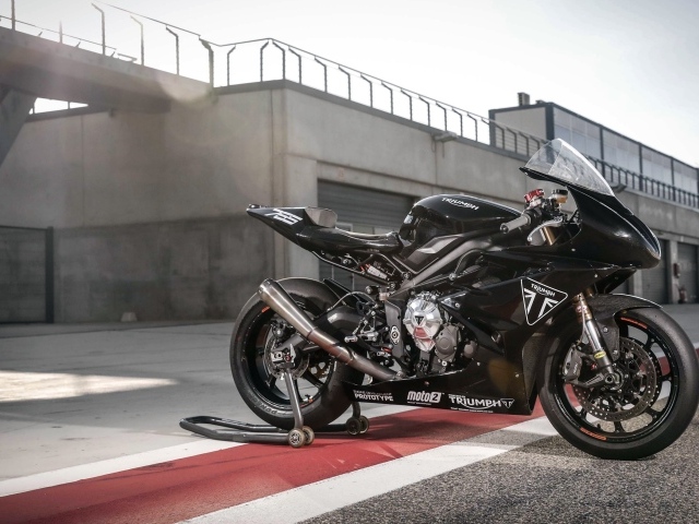 Черный блестящий мотоцикл Triumph Daytona 765, 2019