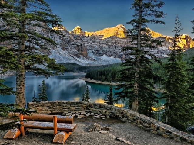 Скамья с видом на горы и озеро Морейн в Канаде