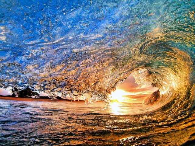 Высокая волна на рассвете солнца в океане
