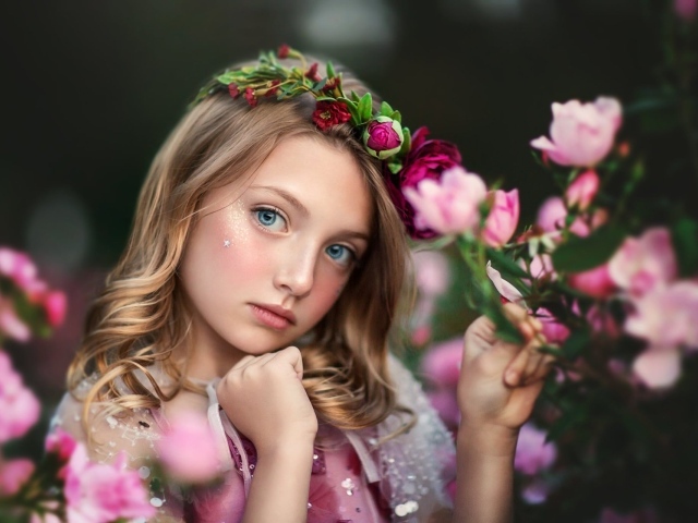 Маленькая голубоглазая девочка с цветами 