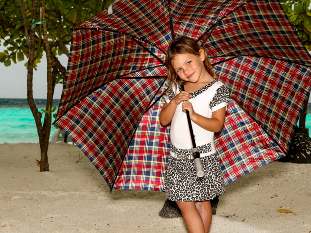 Маленькая девочка под большим зонтом