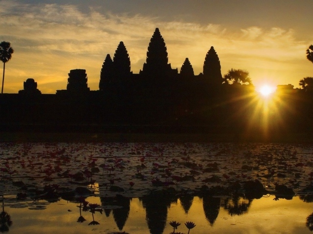 Ангкор Ват в лучах солнца на закате 