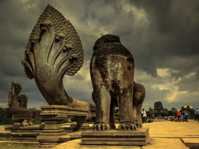 Каменные статуи на территории храмового комплекса Ангкор Ват 
