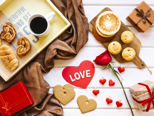 Печенье, кофе и подарки для любимой на День Святого Валентина