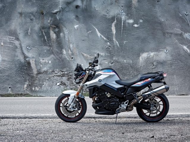 Стильный мотоцикл BMW F 800 R, 2017 у серой стены