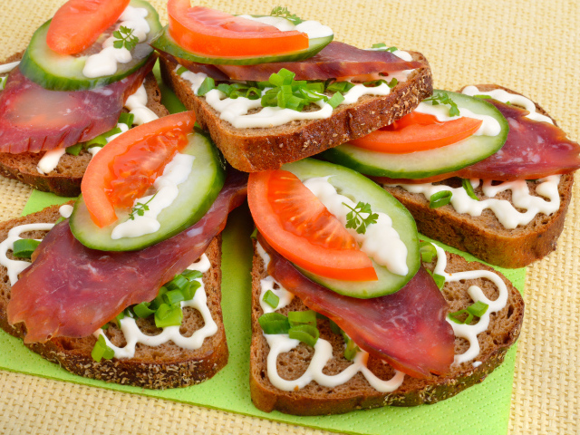 Аппетитные бутерброды с колбасой, помидорами и огурцами