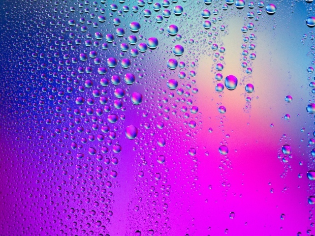 Пурпурный фон с каплями воды 