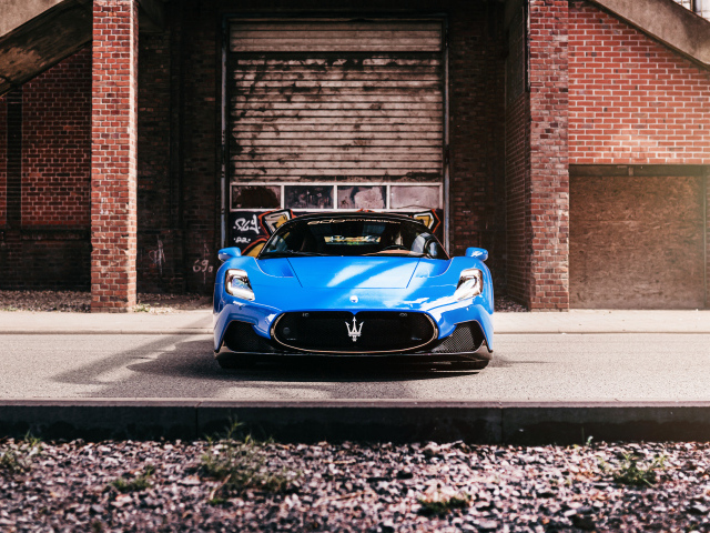 Автомобиль Maserati MC20 Coupé 2022 вид спереди