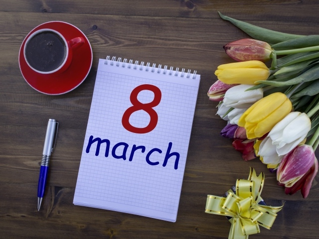 Букет цветов, блокнот и кофе на 8 марта