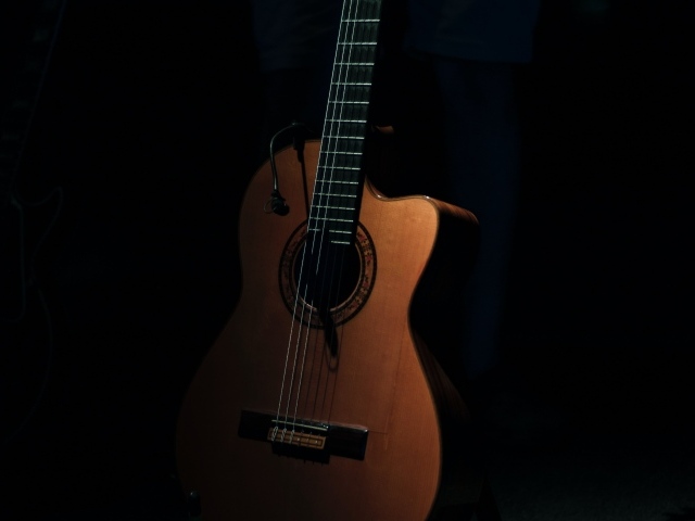 Гитара на черном фоне