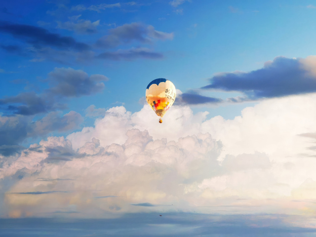 Воздушный шар в небе с белыми облаками