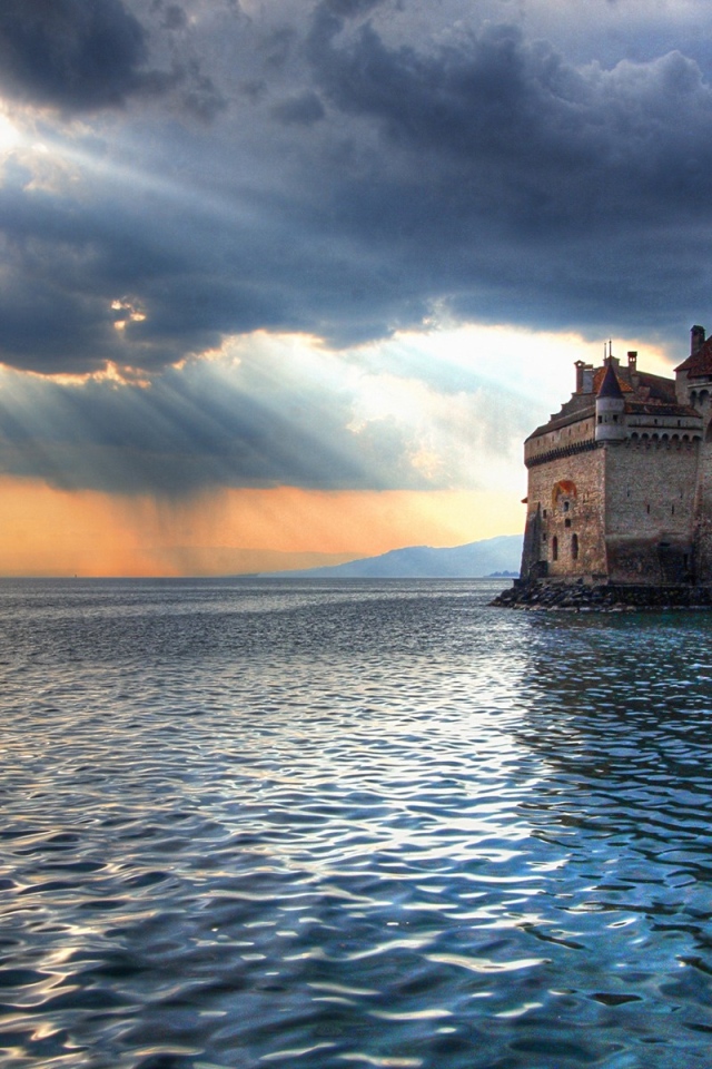 Замок на берегу моря
