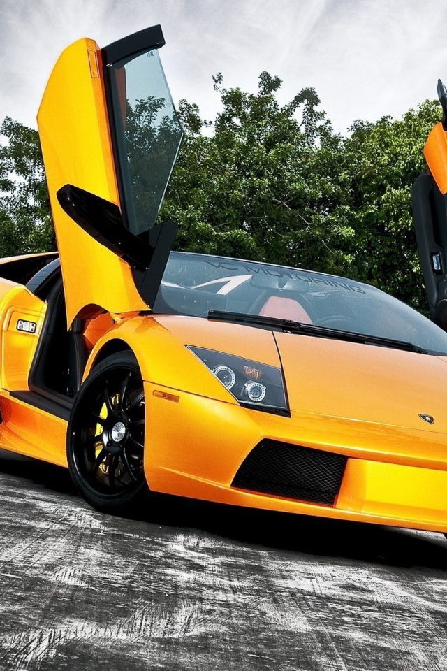 Желтый Lamborghini