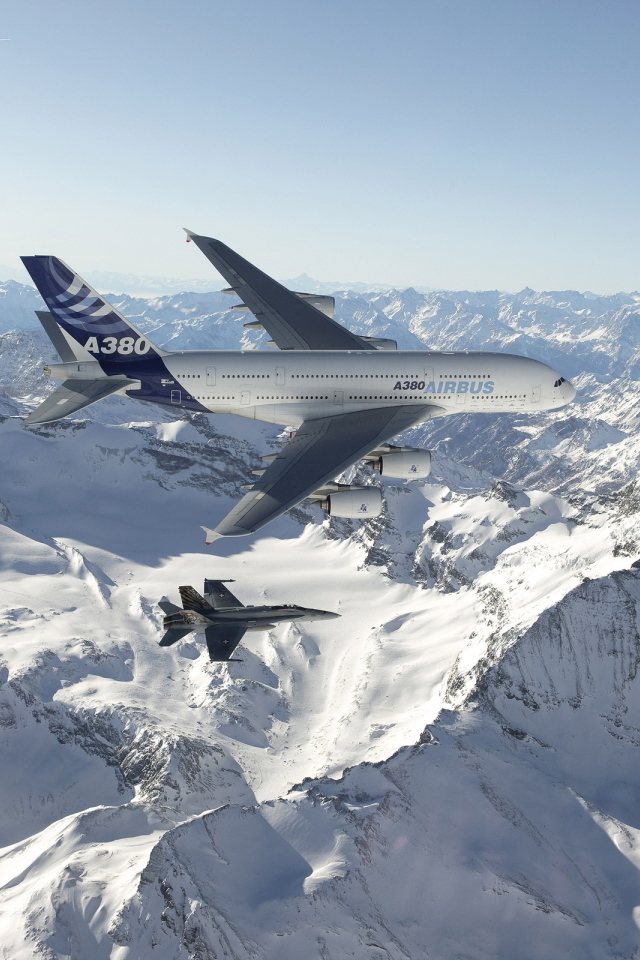 Airbus A380 и истребитель