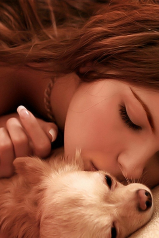 Девушка лежит с собакой