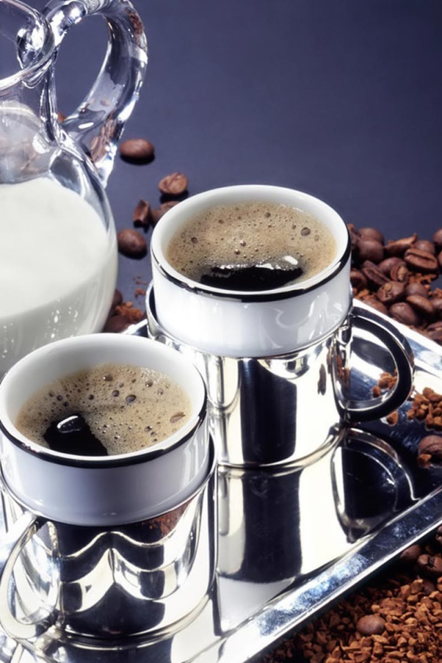 Черный кофе и молоко