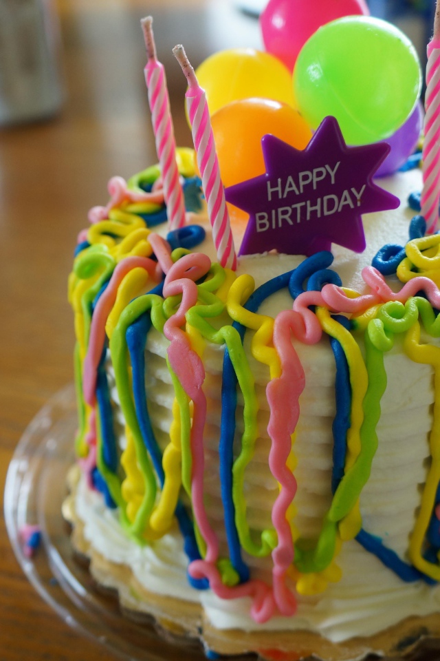 Весёлый разноцветный торт на день рождения