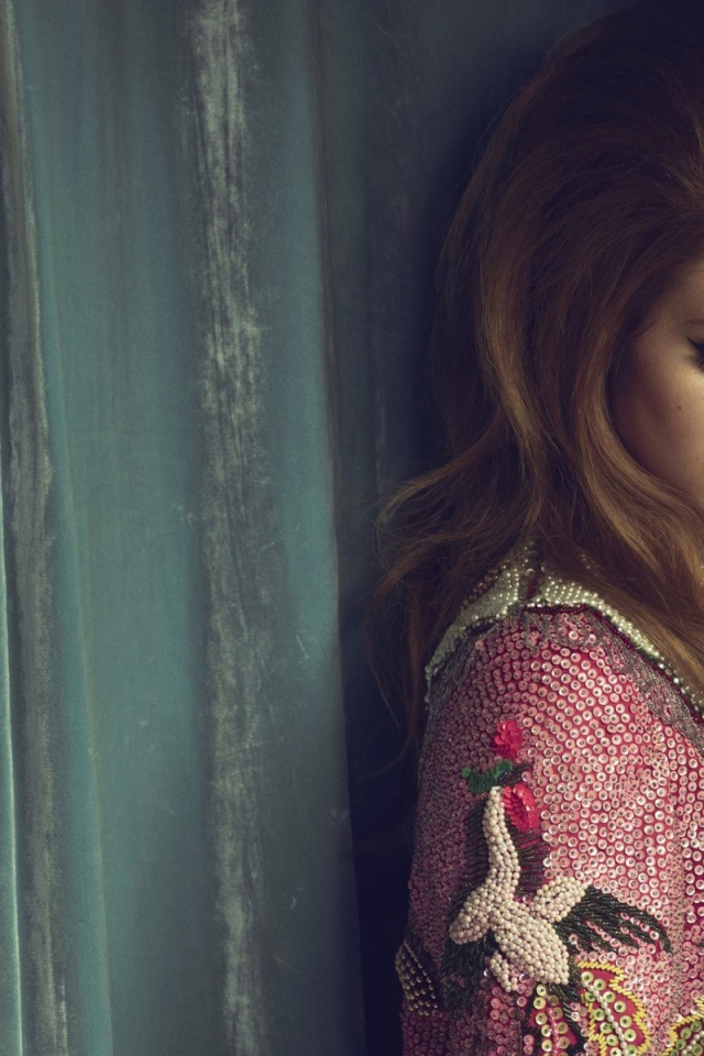 Lana Del Rey в розовом свитере