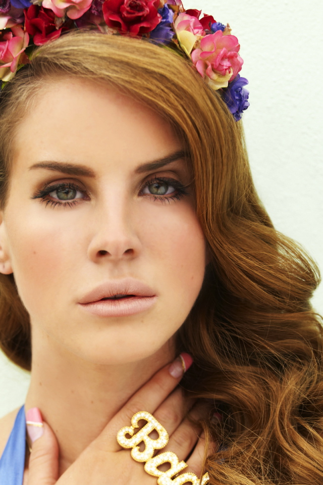 Lana Del Rey в цветочной короне