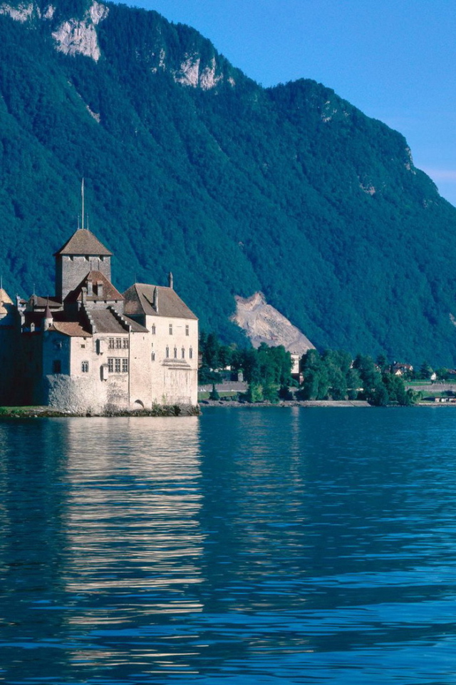 Замок на берегу озера в горах