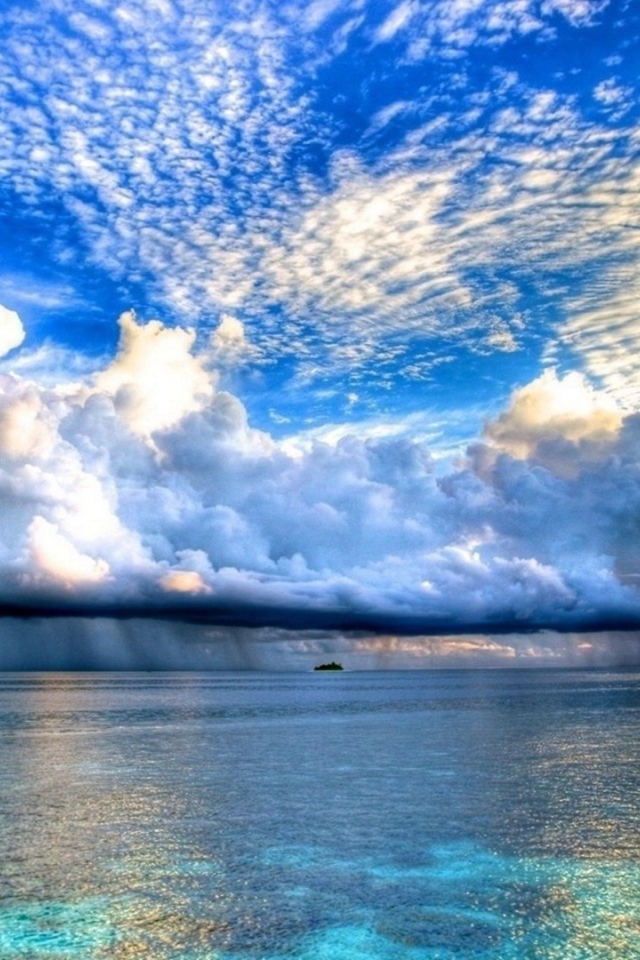 Облака над океаном