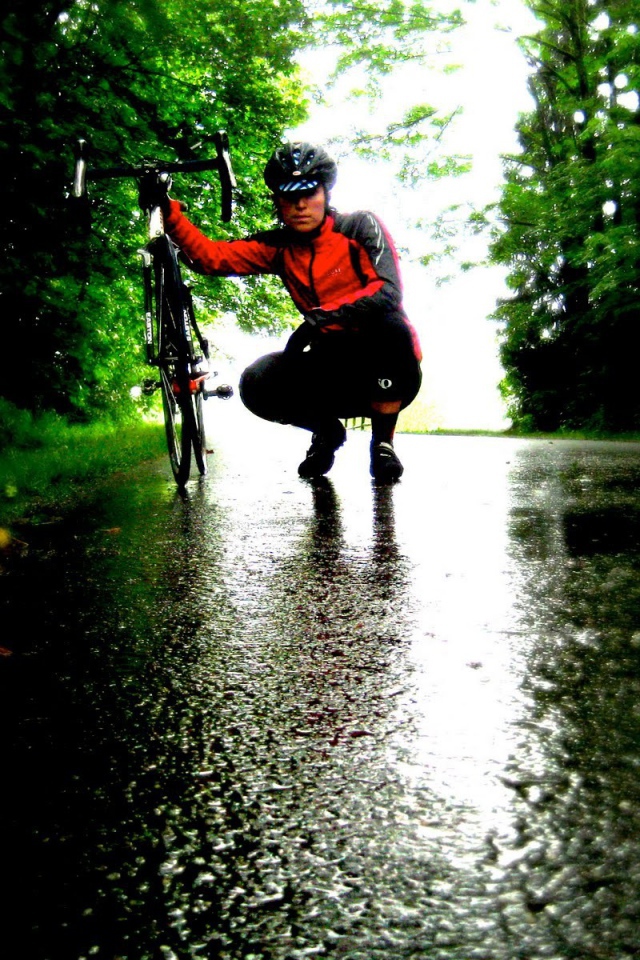 Велосипедист на мокрой дороге