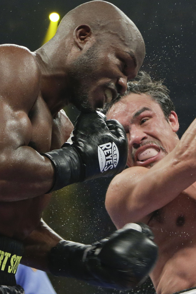 Известный боксер Хуан Мануэль Маркес сокрушительный удар