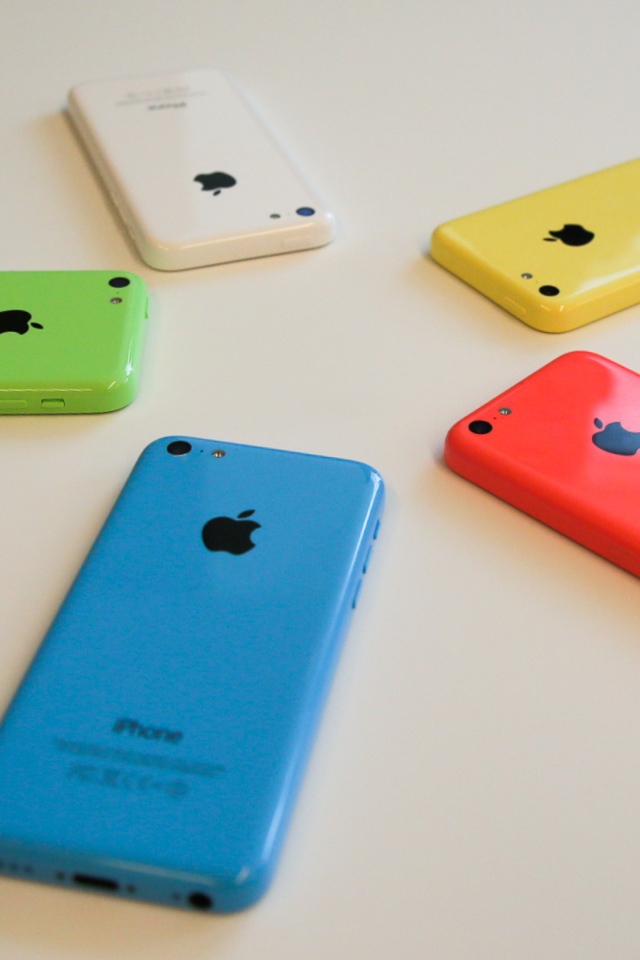 Iphone 5C на столе, все цвета