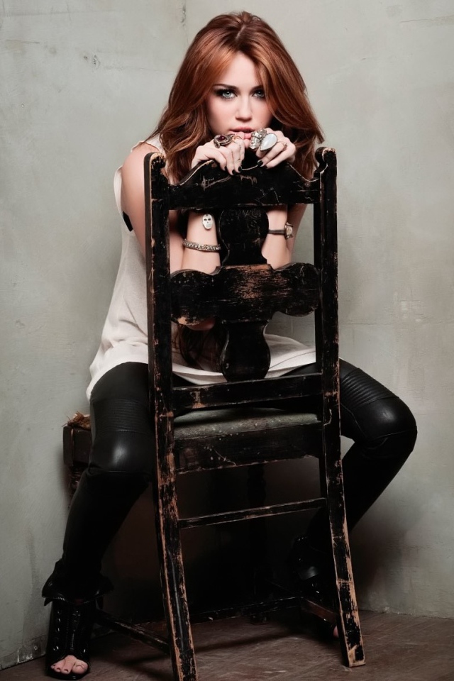 Майли Сайрус на стуле, красивое фото