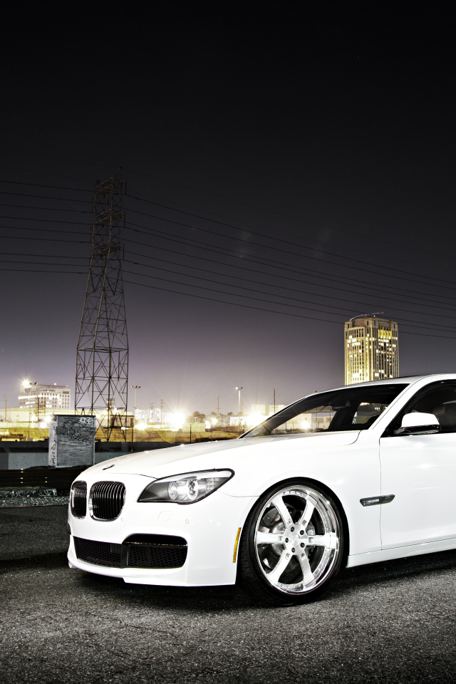 Белый BMW 7 серии