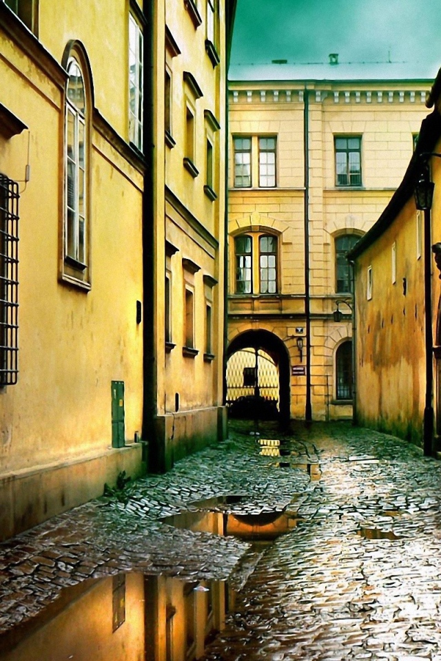 Старая улица после дождя