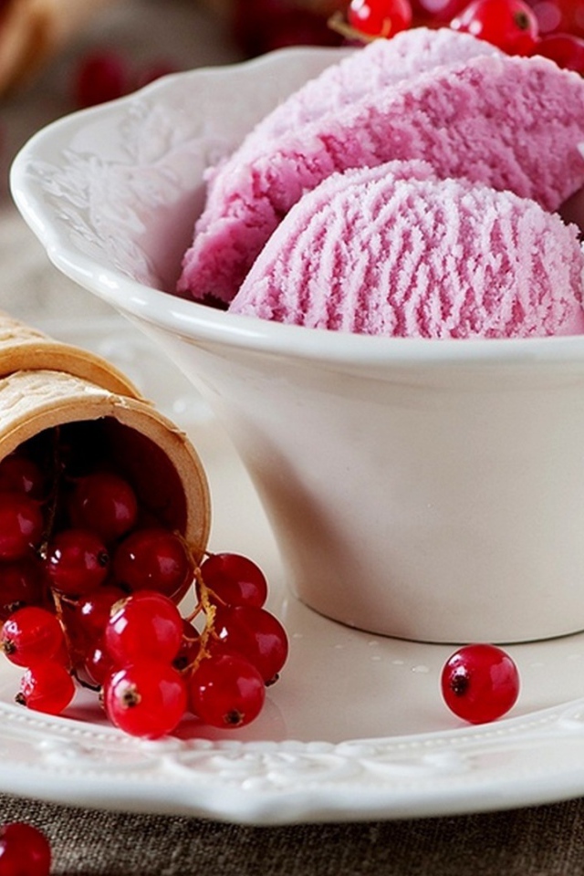 Ice cream with red currants