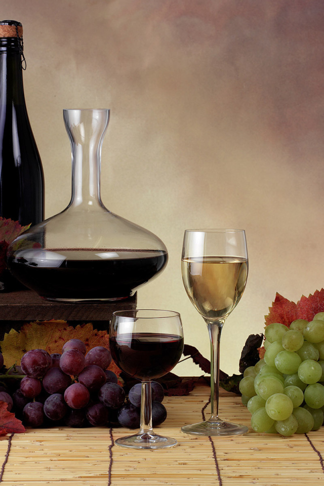 Виноградные гроздья и вино