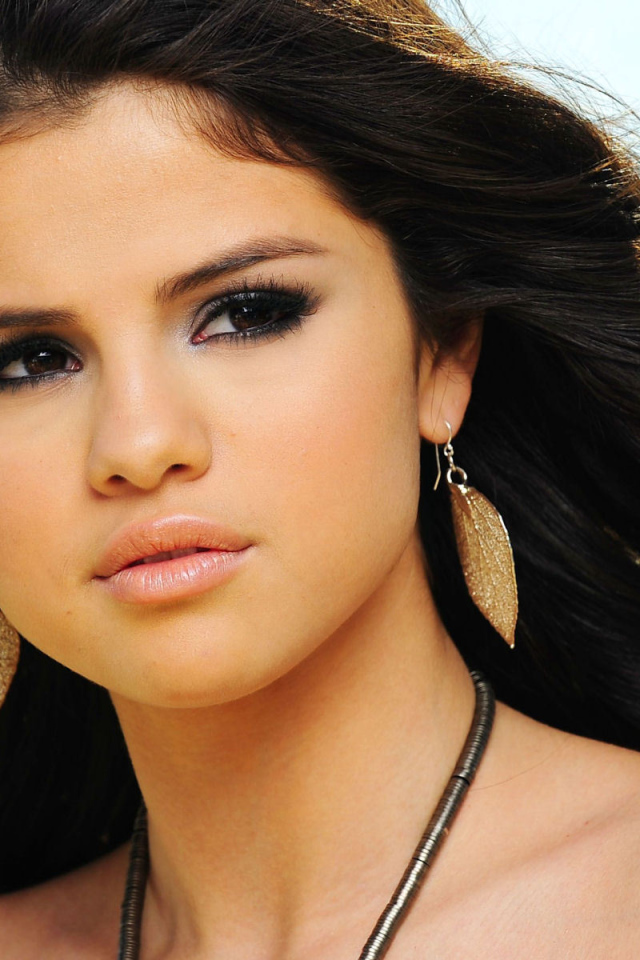  Famous Actress Selena Gomez
