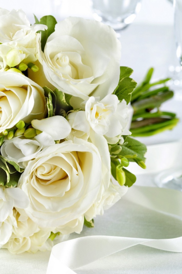 Белые розы в свадебном букете на столе