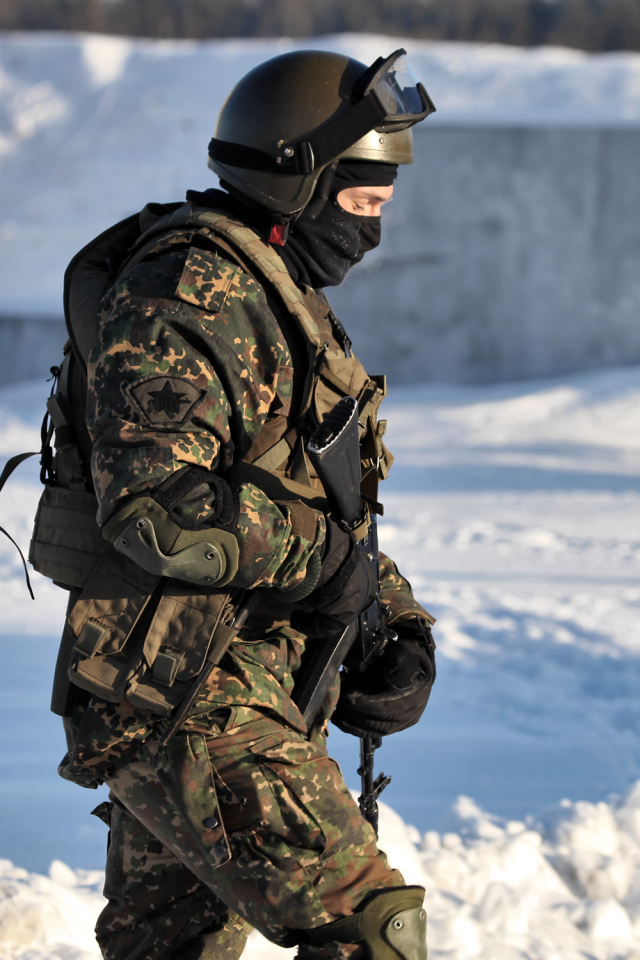 Спецназовец в зимней одежде