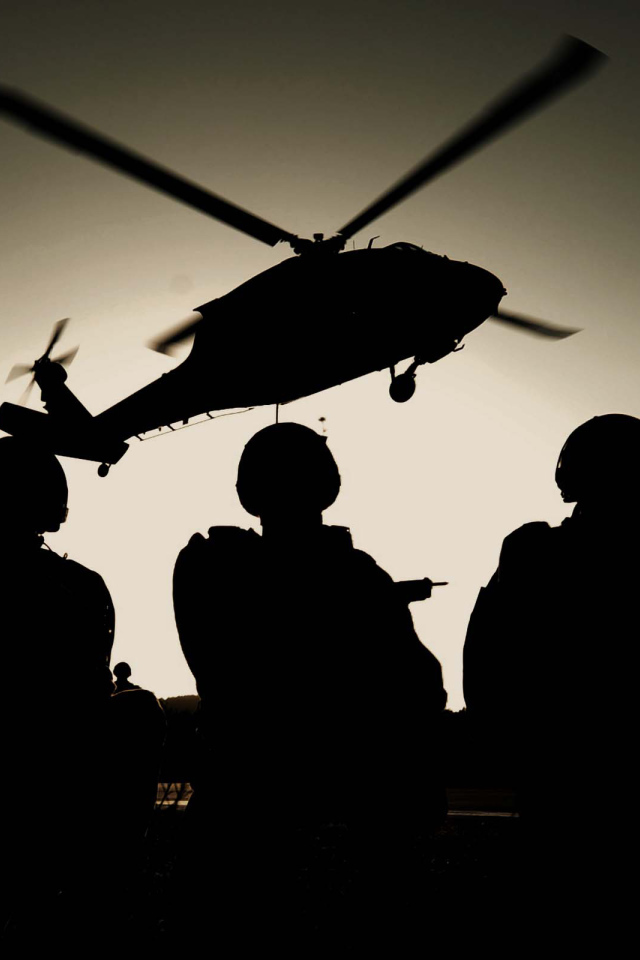 Три спецназовца на фоне вертолета