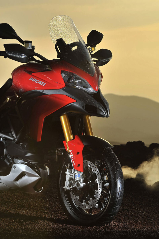 Быстрый мотоцикл Ducati Multistrada 1200