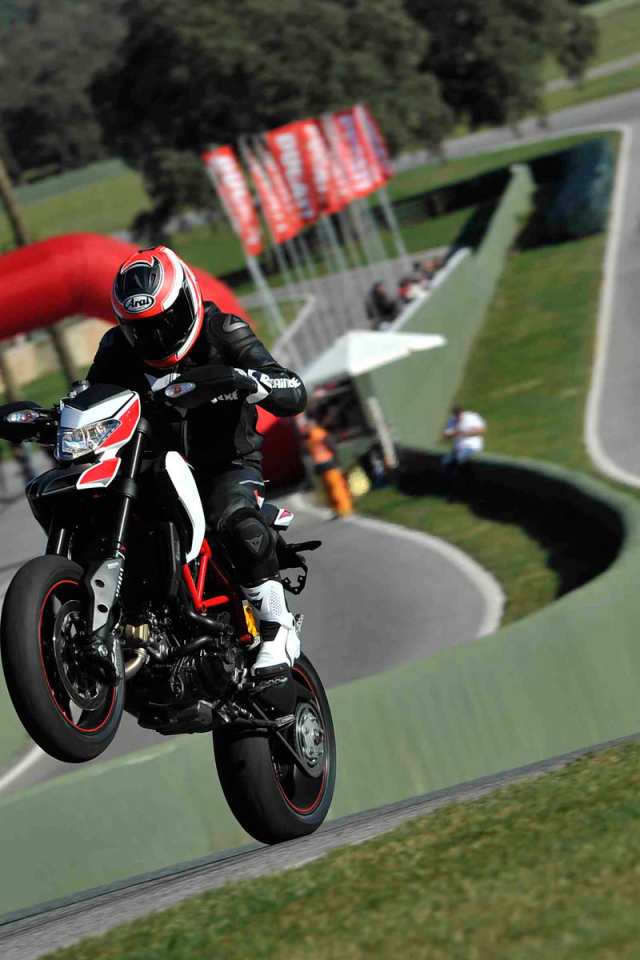 Новый мотоцикл на дороге Ducati Hypermotard SP