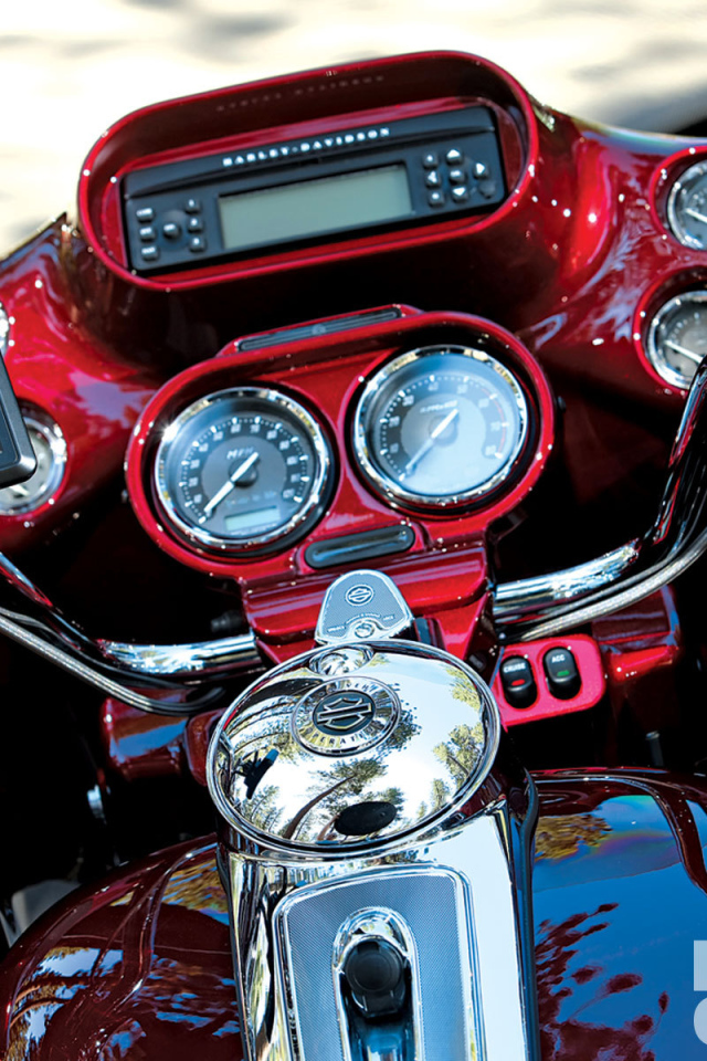 Новый мотоцикл на дороге Harley-Davidson CVO Road Glide Custom