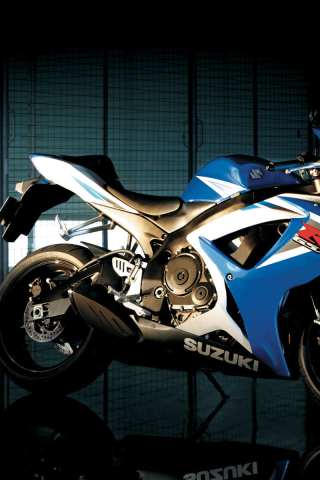 Новый мотоцикл на дороге Suzuki  GSX-R 1000