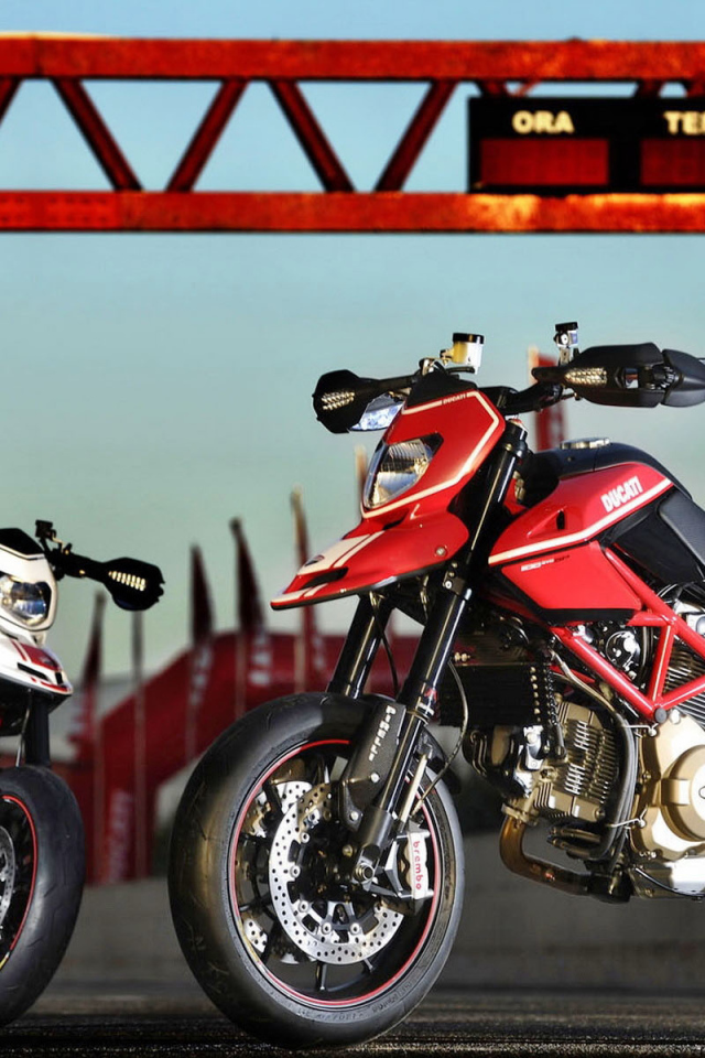 Красивый мотоцикл в москве Ducati Hypermotard SP