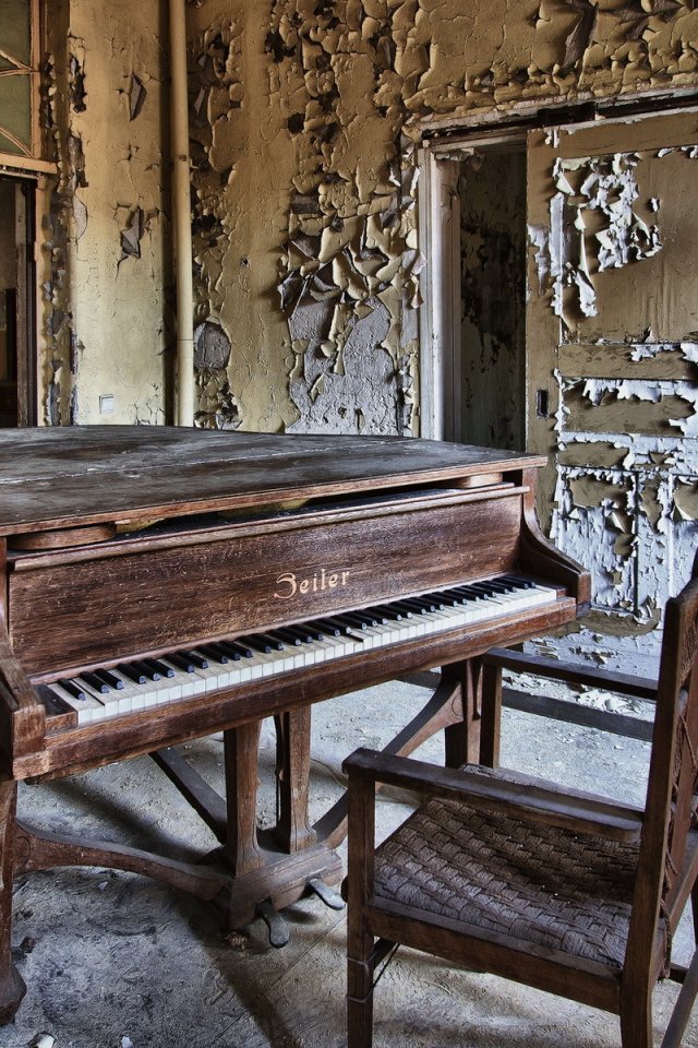 Старый рояль в заброшенном доме