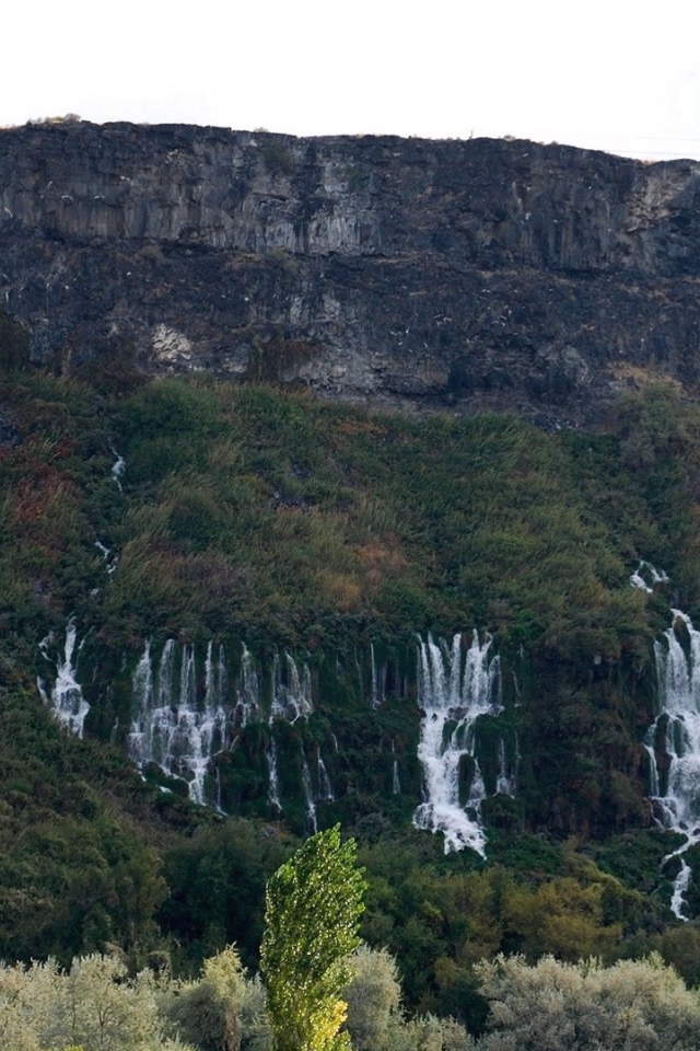 Потоки воды текущие с гор