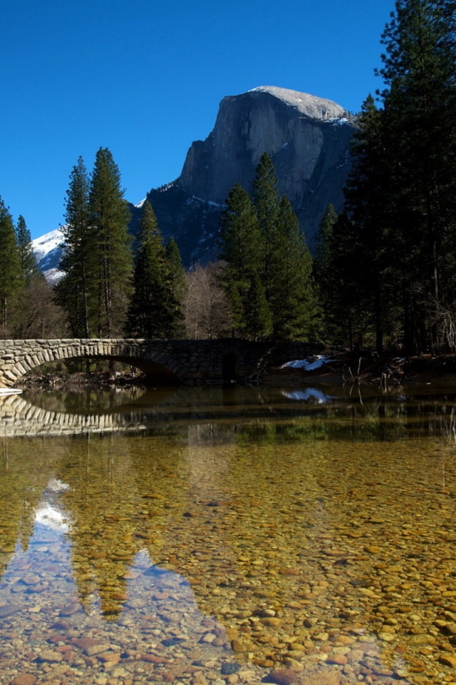 Каменный мост через реку